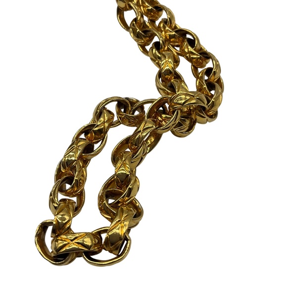 CHANEL VINTAGE BEIGE / GOLD HARDWARE QUILTED LEATHER CHAIN STRAP FLAP BAG - Picture 12 of 16